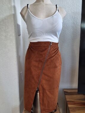 Anthropologie Athea Suede Look Asymmetrical Zipper Skirt w/front Slit Sz M